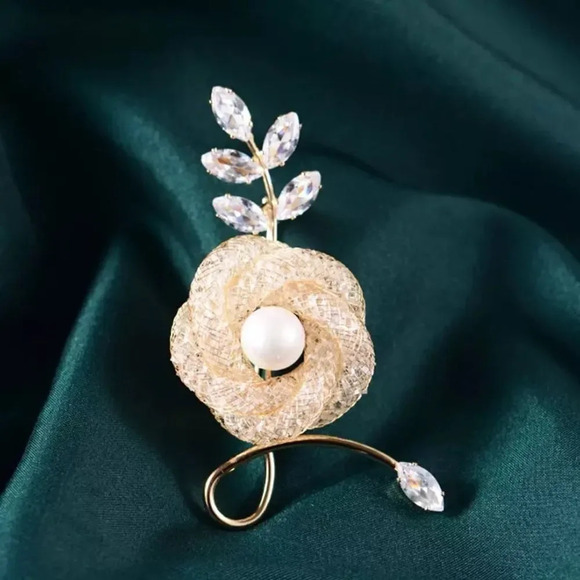 VQ Flower Brooch - Picture 5 of 7